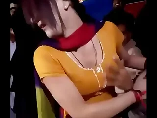हाय चूची दबा दी